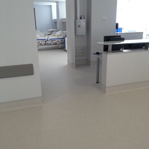 suelo pavimentado de vinilo en un hospital